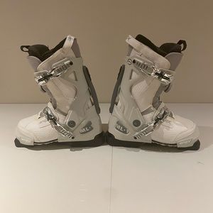Apex women’s ski boot.  Removable boot from frame. Women’s 8.5-9.0M shoe size
